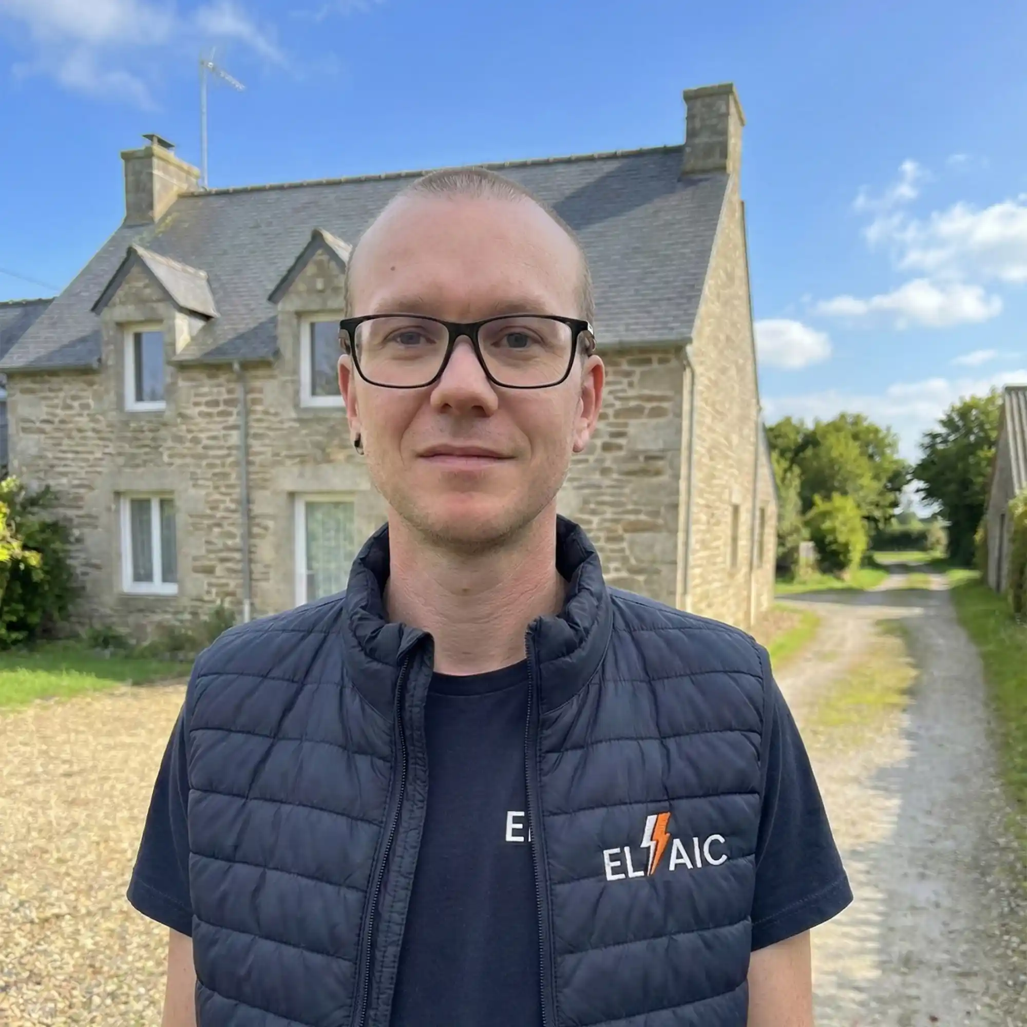 Ronan Théotec, artisan électricien et gérant d'Elaic, Pleyben